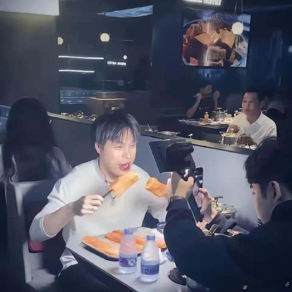原来网红吃播是这样的…… ​​​