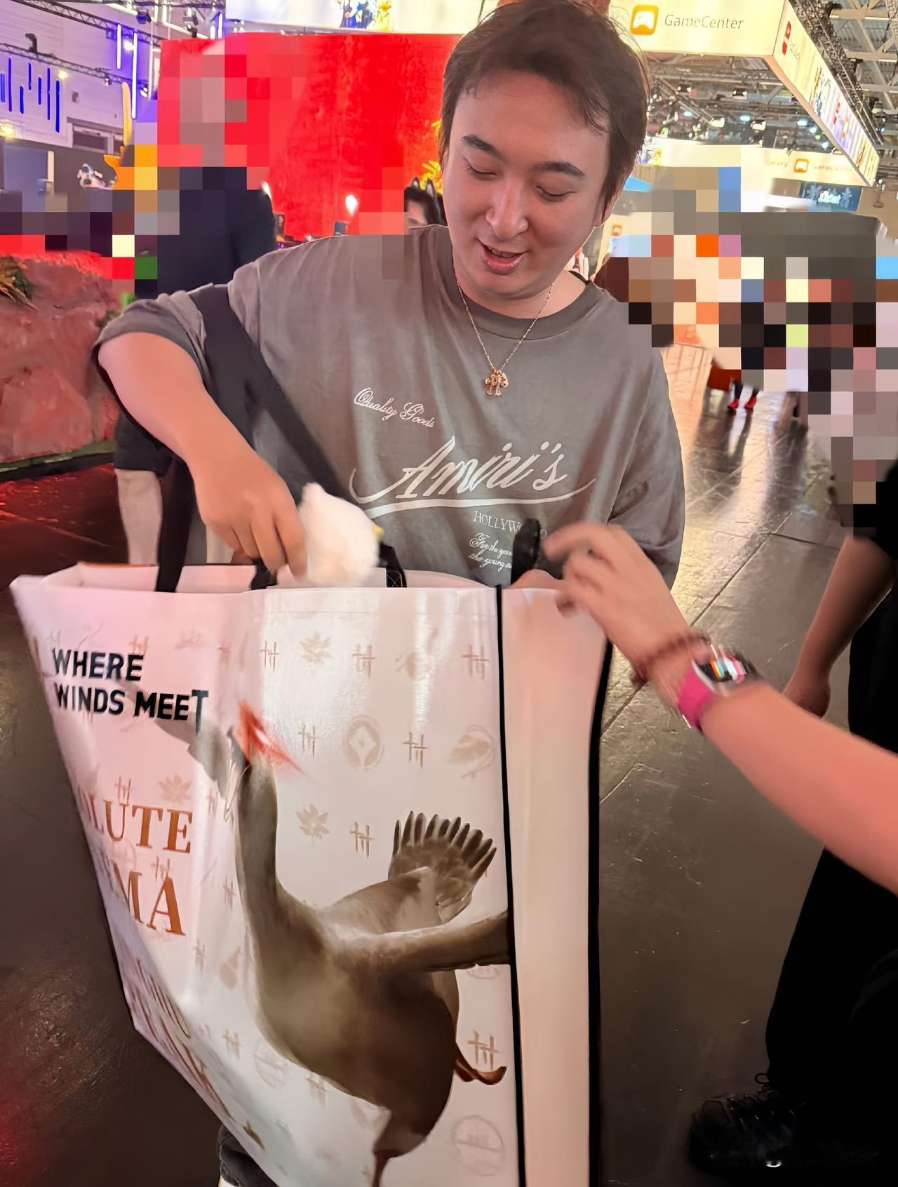 王思聪与女友懒懒现身德国科隆游戏展……

果然是爱玩游戏的大男孩……
他去了恋与