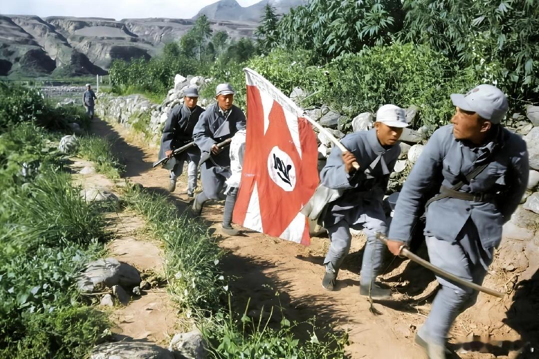 镜头里，定格的是青春热血，还是不朽忠魂。见他们衣衫褴褛却眼神如炬，面容沧桑却脊梁