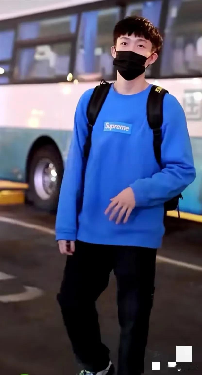 哥的衣服贵是贵
但是可以穿很久
每一年都是不一样的感觉
依旧清爽又帅气
对我们的