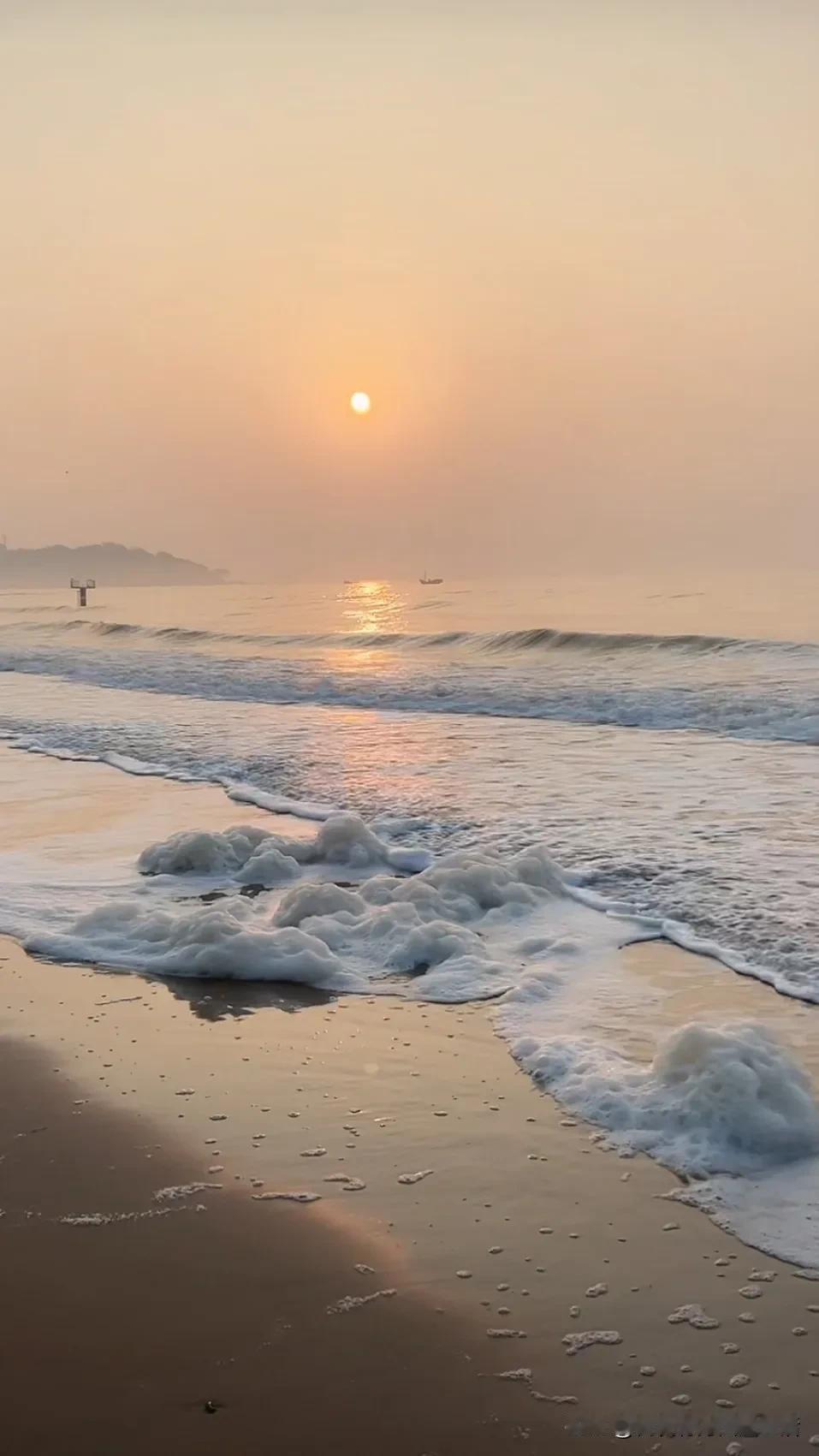 大海的日出，浪漫而美丽。#海边日出是很美# #海边日出，# #海边日出真的# #