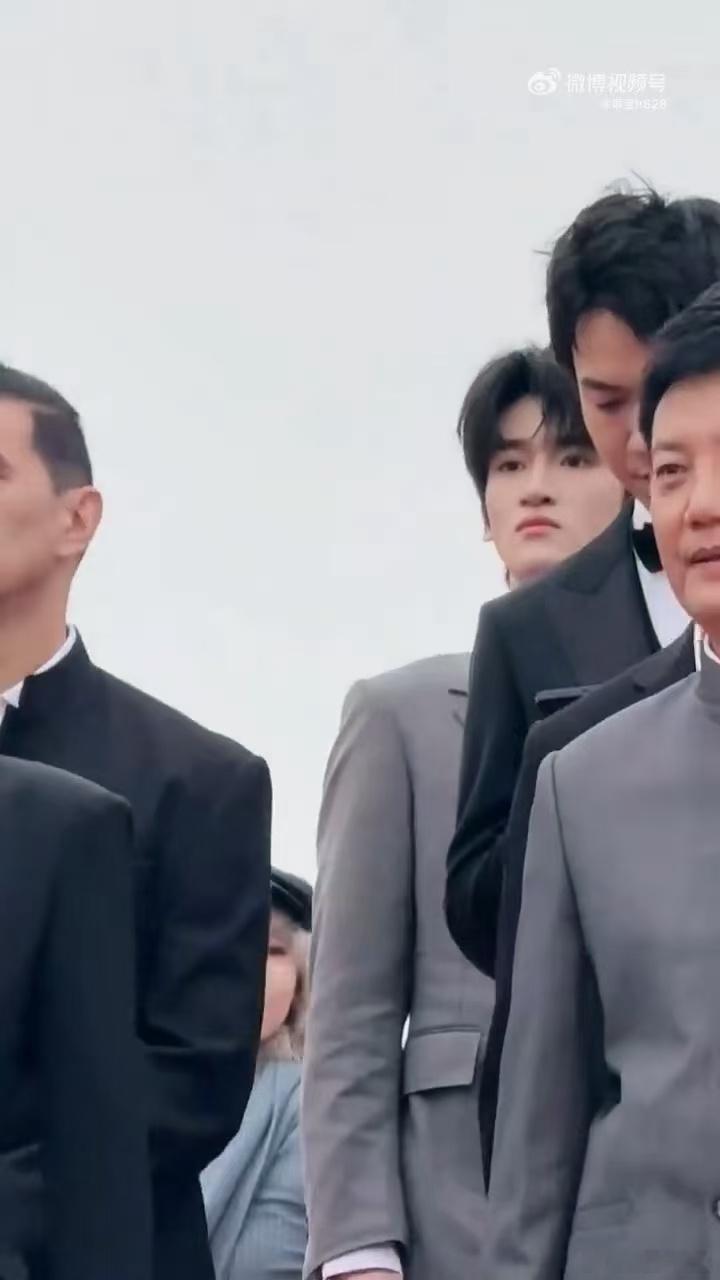 邓佳鑫亮相北京国际电影节红毯 邓佳鑫从容驾驭北影节红毯格调，和影视导演们并肩站立