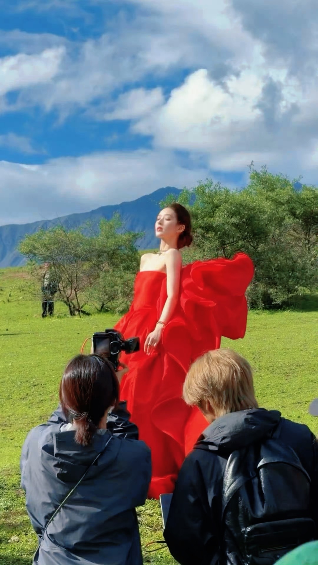 草原上最热烈最耀眼的玫瑰🌹vogue出发图许我耀眼 现实版