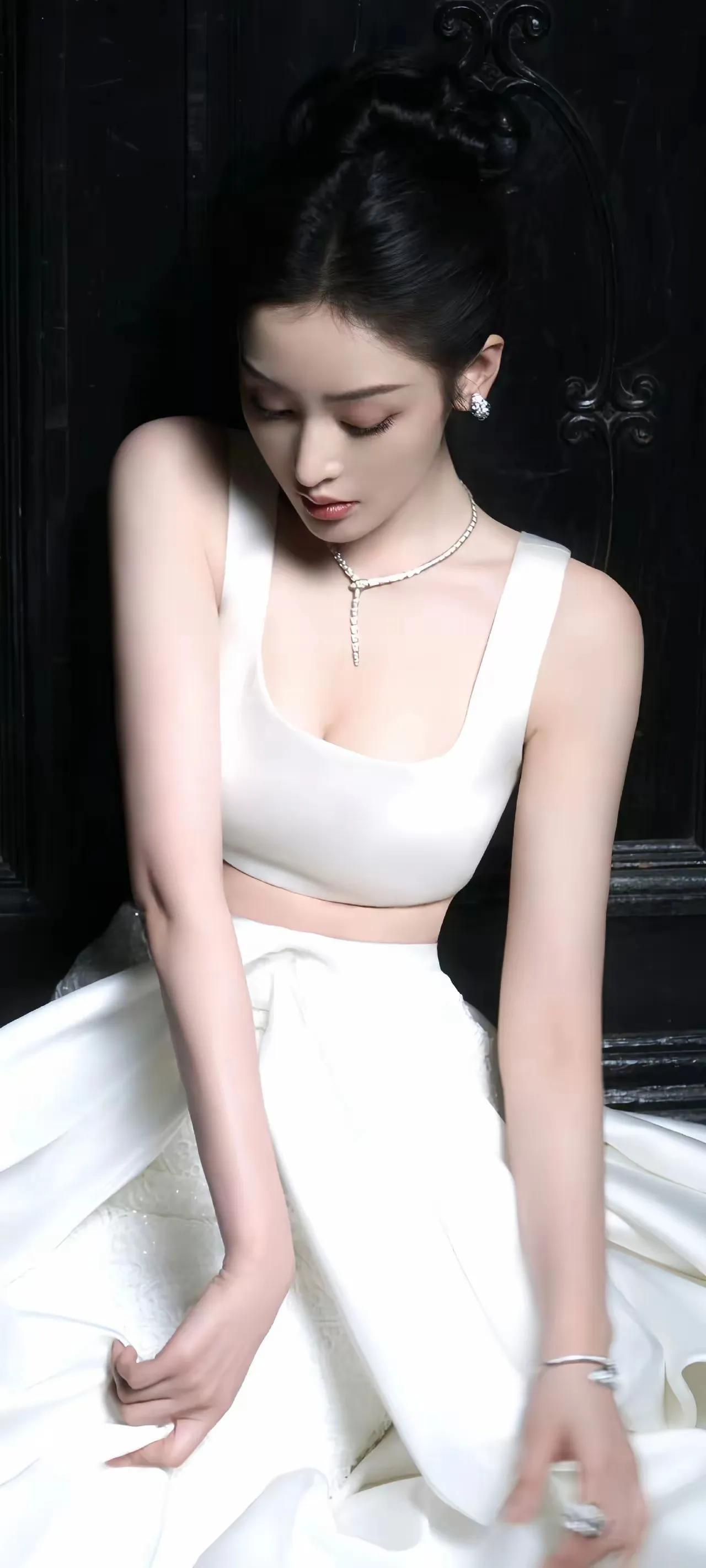 优雅白裙少女，黑发盘发，复古优雅。