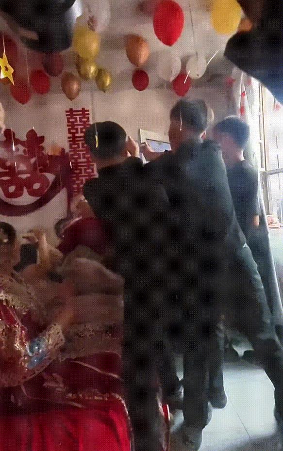 山东菏泽接亲现荒诞一幕！新郎被雪花喷剂喷成“雪人”，当场怒怼。
 
喜庆婚礼变闹