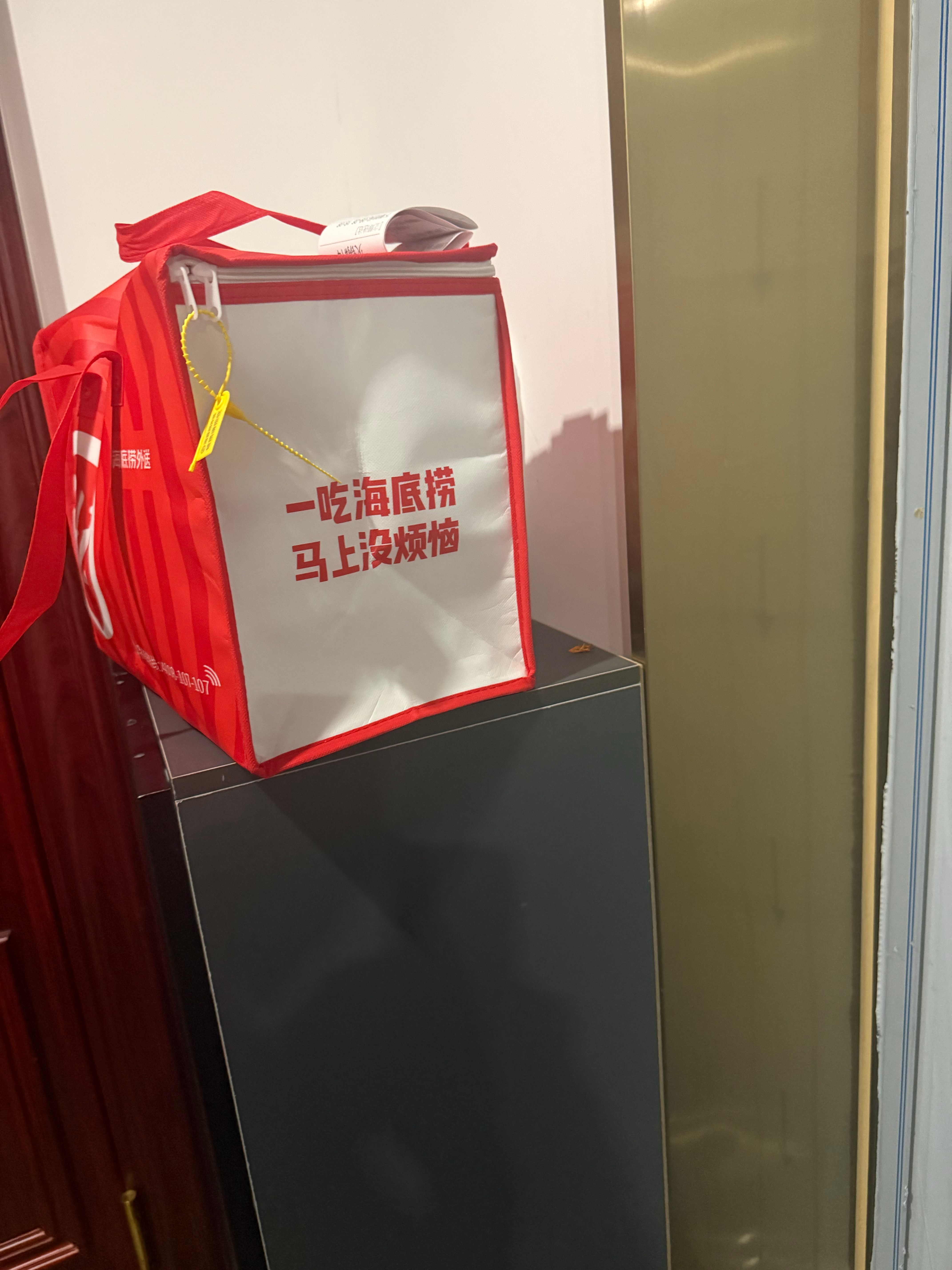 邻居家好有钱，经常点海底捞外卖[单身狗]有点酸。只能进电梯前偷偷拍一下，还怕被人