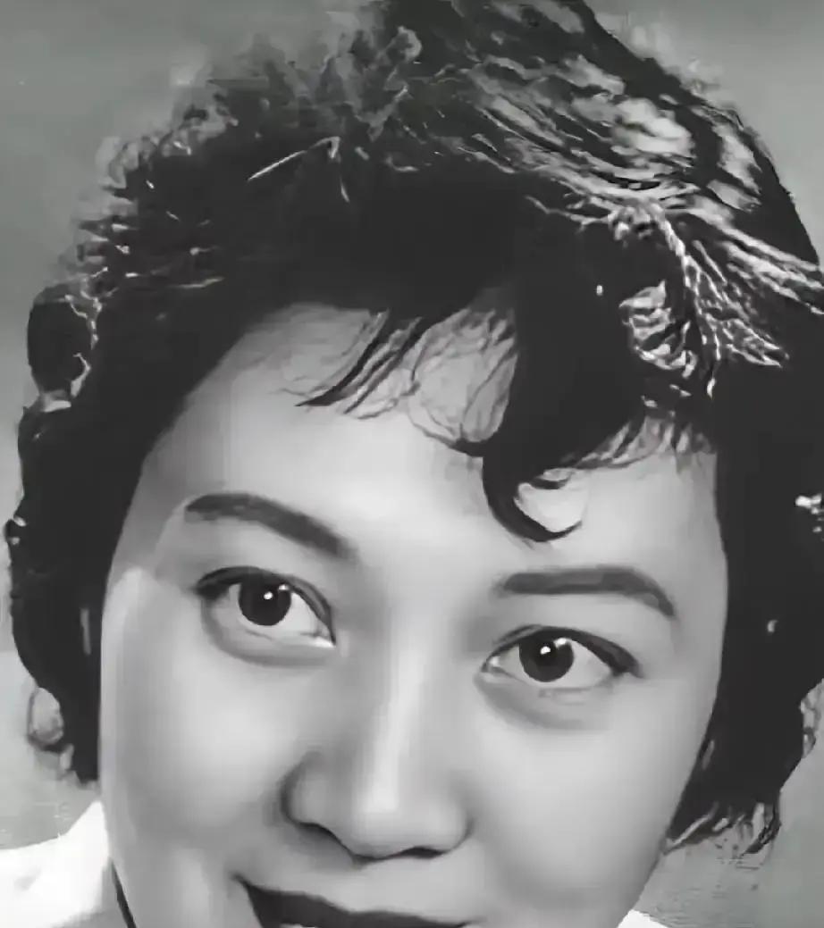 别再说“女导演不会拍战争片”了。中国第一位女导演王苹，1965年就在用数学公式调