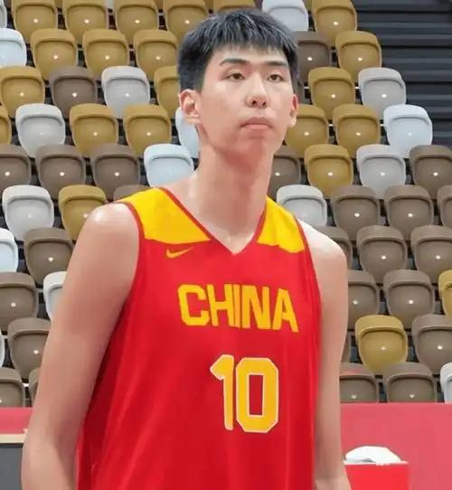 正式退出国家队，广州队同意他跟队训练，但这只是徐昕无奈的缓冲期。留洋手续卡壳，N