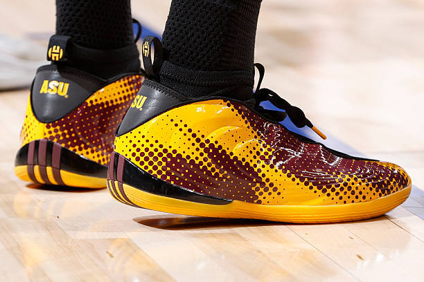 詹姆斯·哈登 · adidas Harden Vol. 10 活塞vs骑士  哈