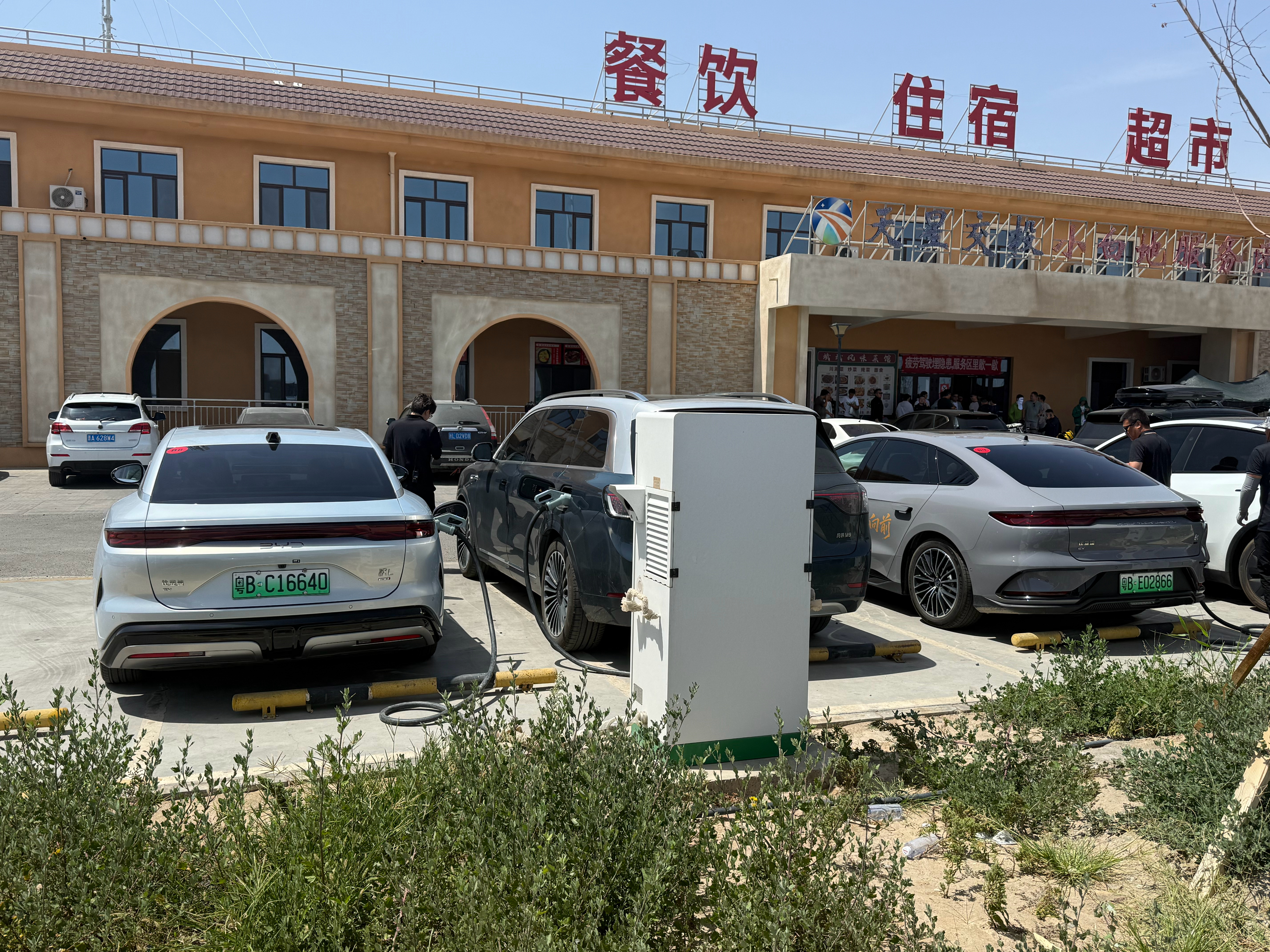 现在纯电的补能体系真的挺完善了，西北这边隔一百来公里就有服务区能充电，你愿意的话