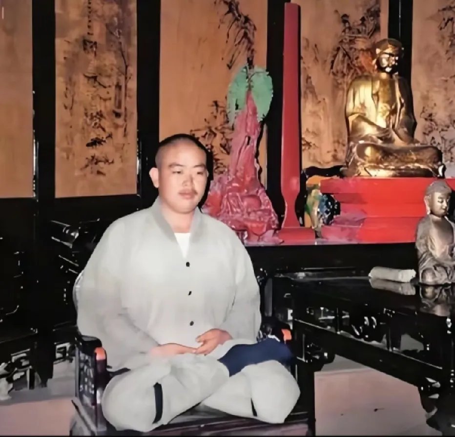 90年代，释永信大师练功打坐时的一幕才二十多岁就当上了少林寺的主持方丈想不到有一