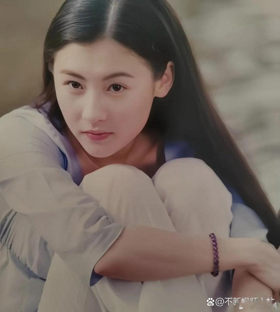 年少时的张柏芝容颜清丽脱俗，气质纯净动人。时光荏苒，见过无数佳人，她昔日的惊艳模