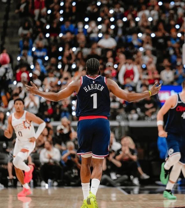 登子如果不离开火箭的话。
当年他要是一直留在休斯顿，那画面简直不敢想。你看他穿着