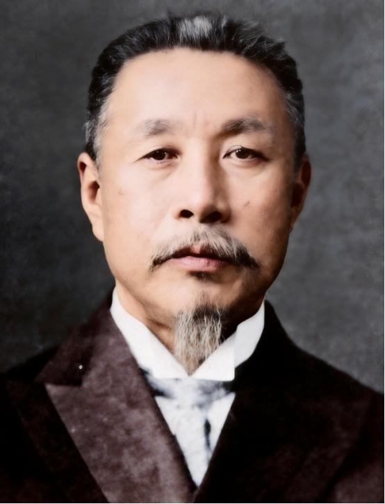 这个看着人模人样的老人却是十足的大汉奸。他从甲午战争开始就做汉奸，坚持做汉奸长达