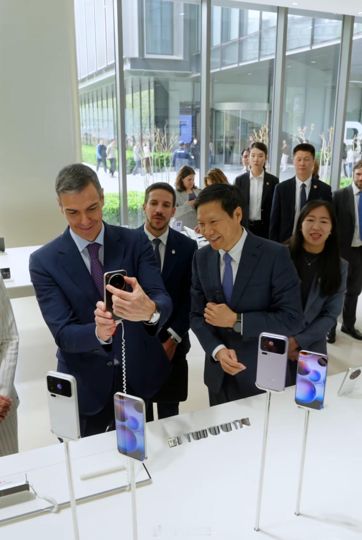 西班牙首相和雷军自拍雷总是这样介绍小米17 Ultra徕卡版的，“这是我们最高端