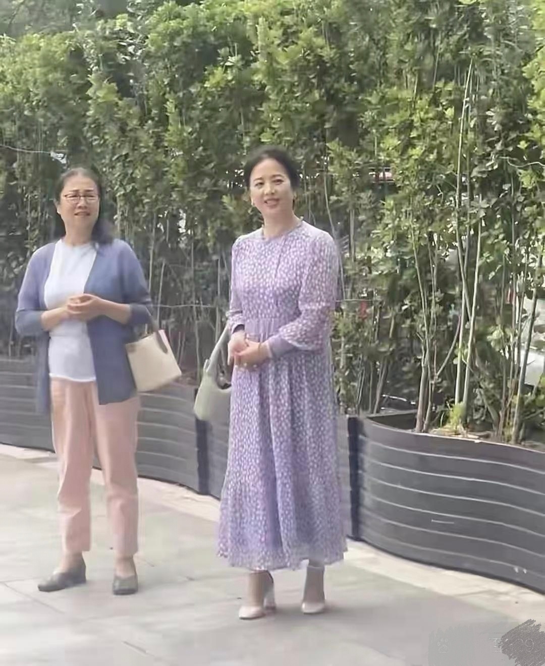 刘亦菲妈妈线下被偶遇，65岁了还是这么美，狠狠羡慕了 