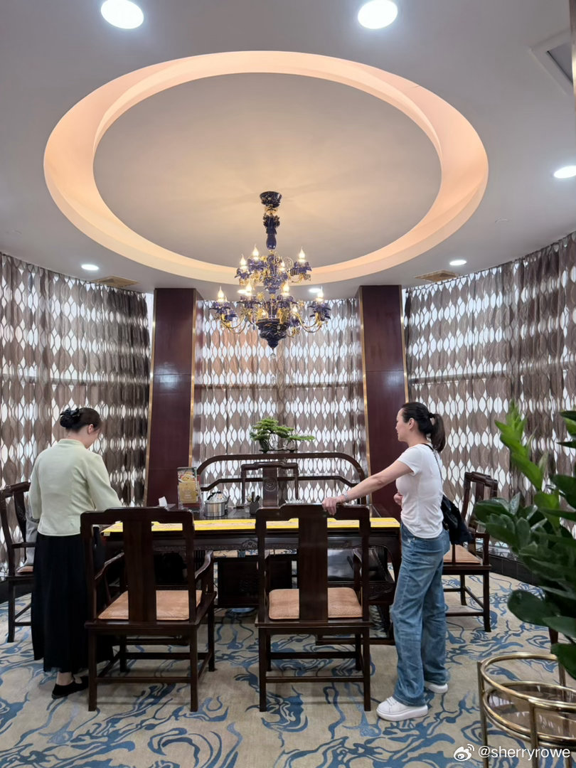 这几天不是跟家人聚餐就是和朋友喝酒打麻将的路上  电量告急🔋 