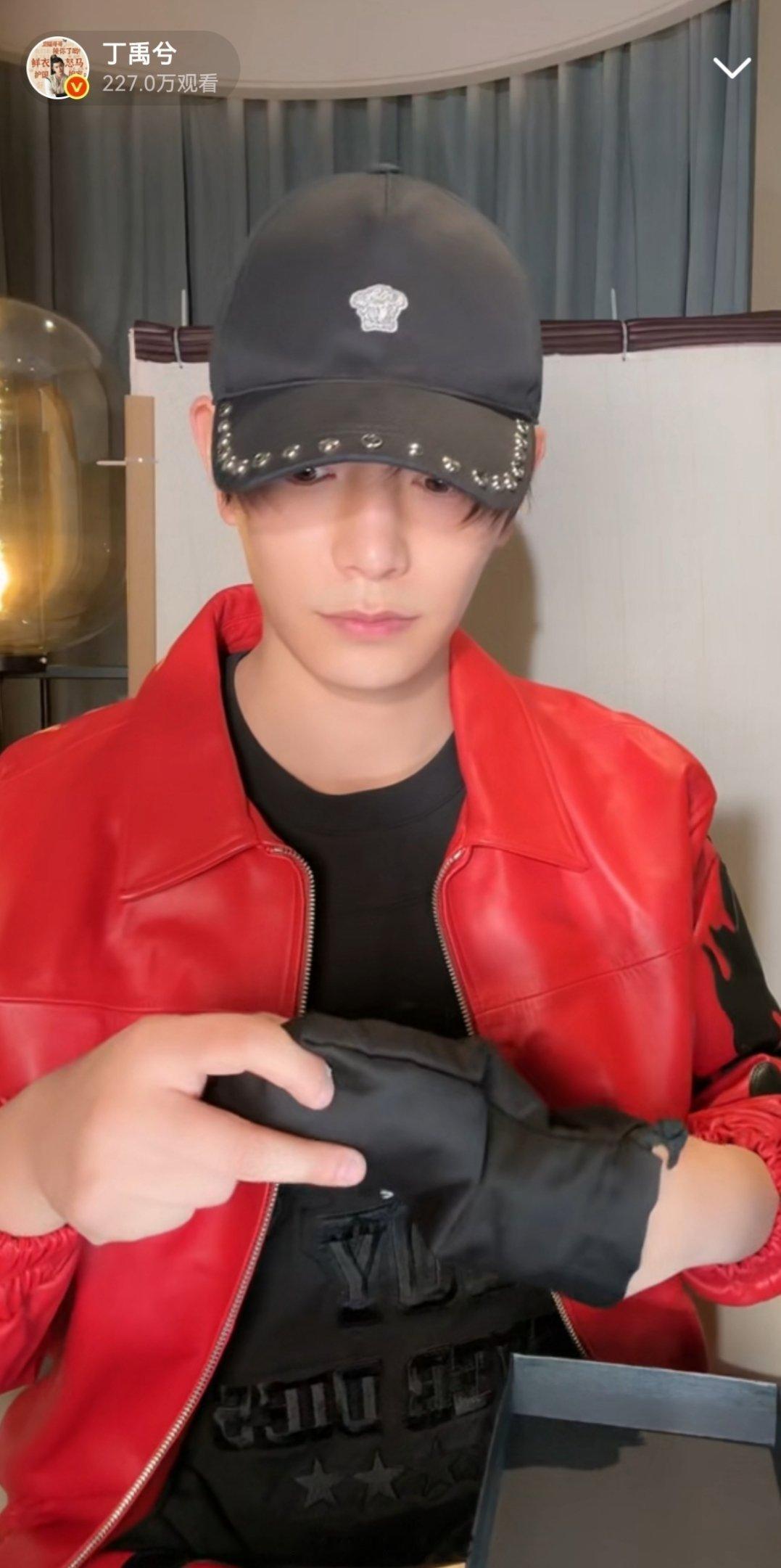 真的真的很用心的丁禹兮！直播陪粉丝一起跨年，还准备了礼物，每逢半点就有礼物，整点