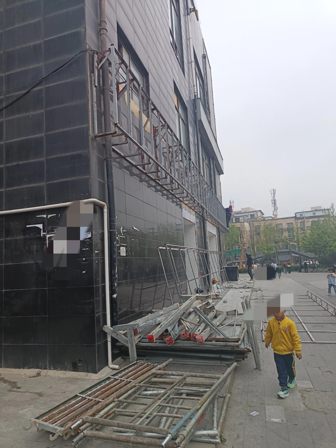 赵一鸣零食店违规施工

赵一鸣零食店安装广告牌，没有设置安全警戒线，一边施工一边