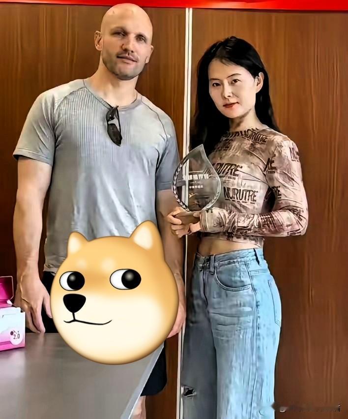 这么漂亮的网红小易却执意要嫁给8年不刷牙的白男老公，当初远嫁美国、实现嫁给白男的