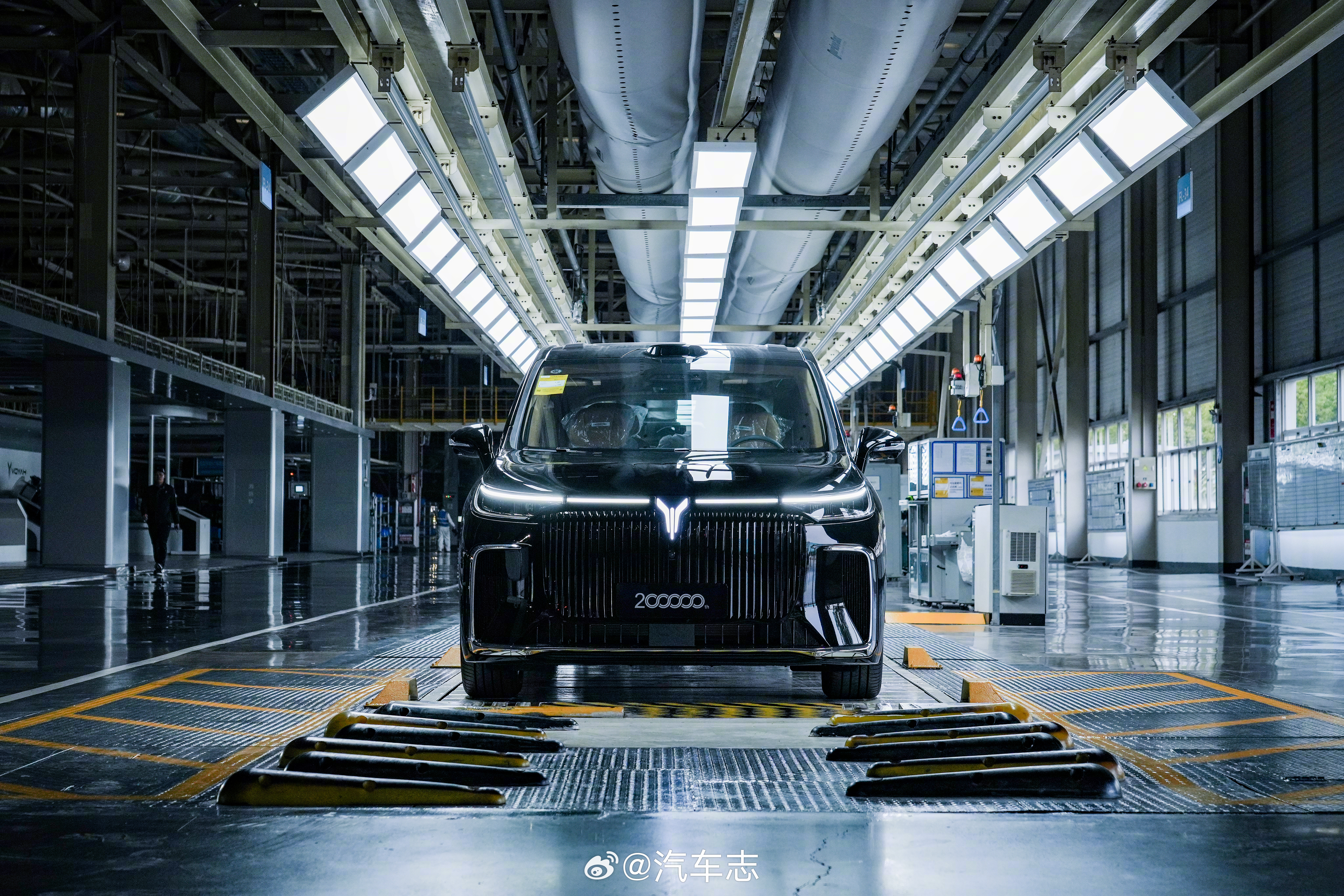 余承东没吹的牛也实现了，岚图梦想家冠军版把满血华为带到30万级！曜黑中网很标志性