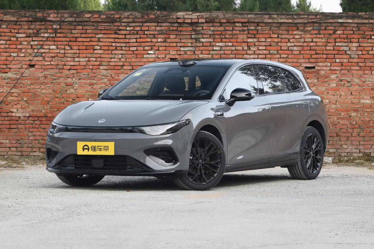 被称为“电动高尔夫”的零跑Lafa5，是定位小型纯电轿车的实用型选手。
外观上，