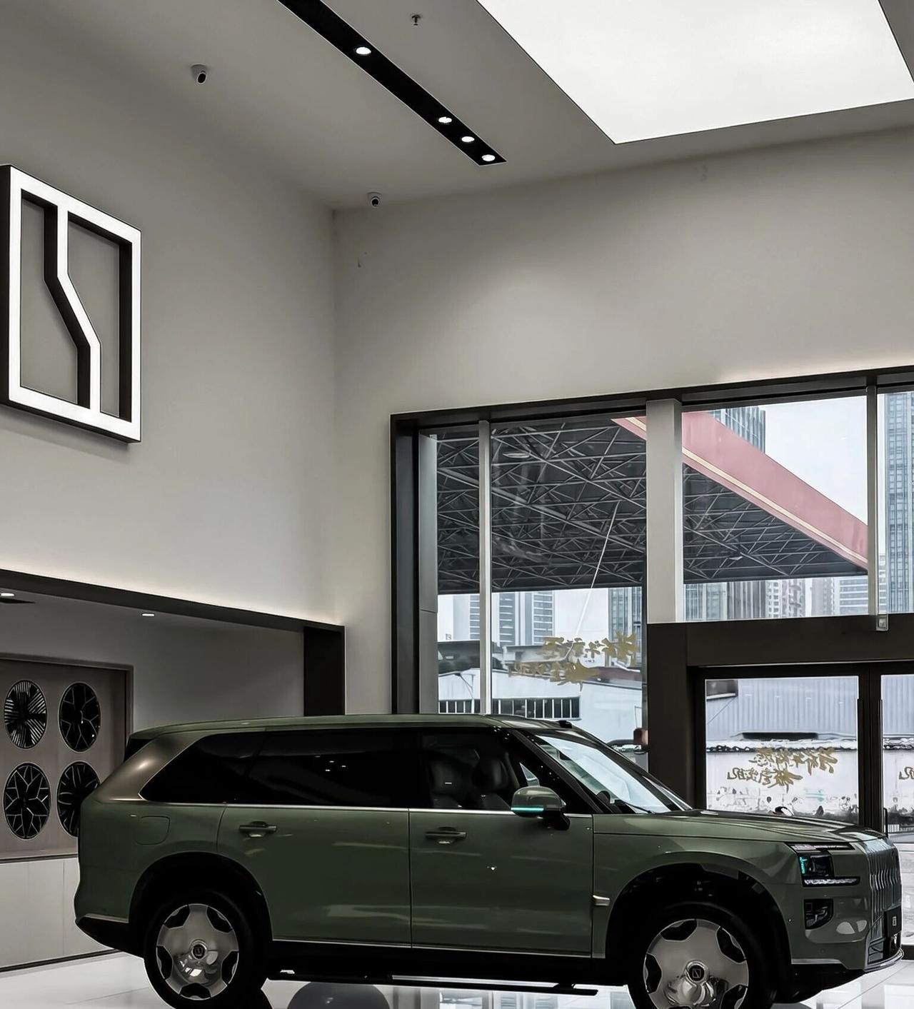 3.9秒破百！开起来到底有多疯？双电机加持，直接爆发出897匹马力，一脚油门，又