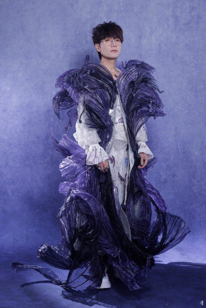 没上过几十年班说不出来王铮亮这话别说几十年班了，上一天班都懂王铮亮这话的含金量！