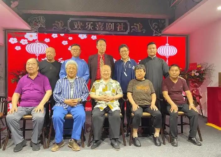 这张照片拍摄于宁波象山《欢乐喜剧社》举办的常氏相声收徒仪式现场，图中人物均为相声