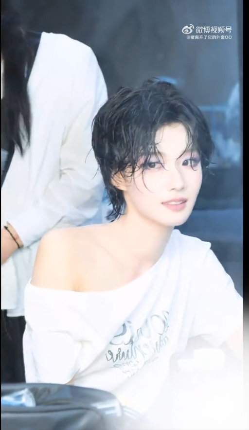 卢昱晓短发少年感 卢昱晓短发少年感，完全给我帅到了！ 