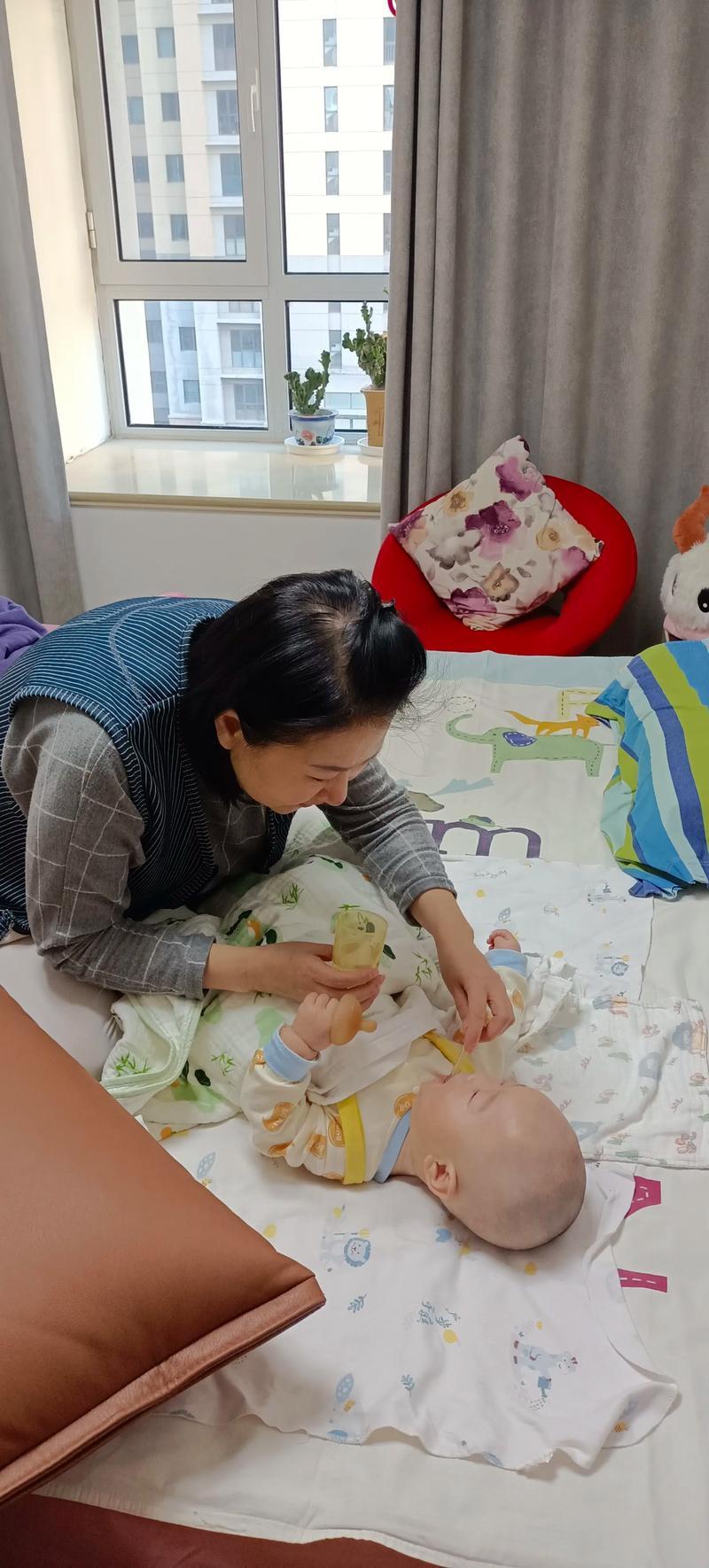 孩子之所以能把故去的奶奶重现在作文之中，足见他与奶奶结下的情谊是无比厚重的，也看