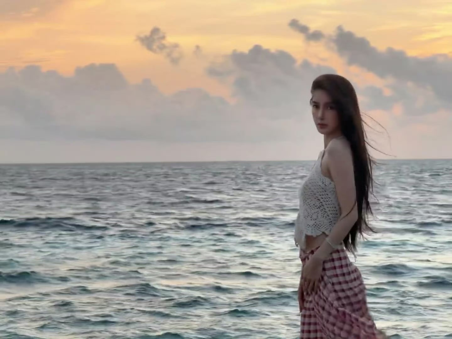 angelababy拿玫瑰花自拍｜angelababy 七夕有女神的九宫格营业爽