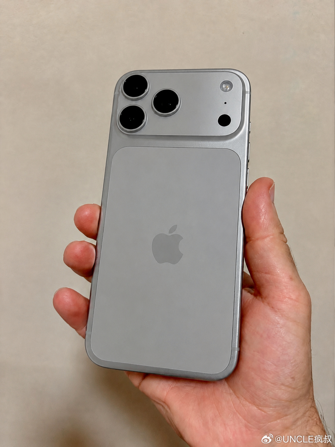 给大家搞了一张iPhone 18 Pro的银灰色对比图你觉得它能一下打过被捧了这