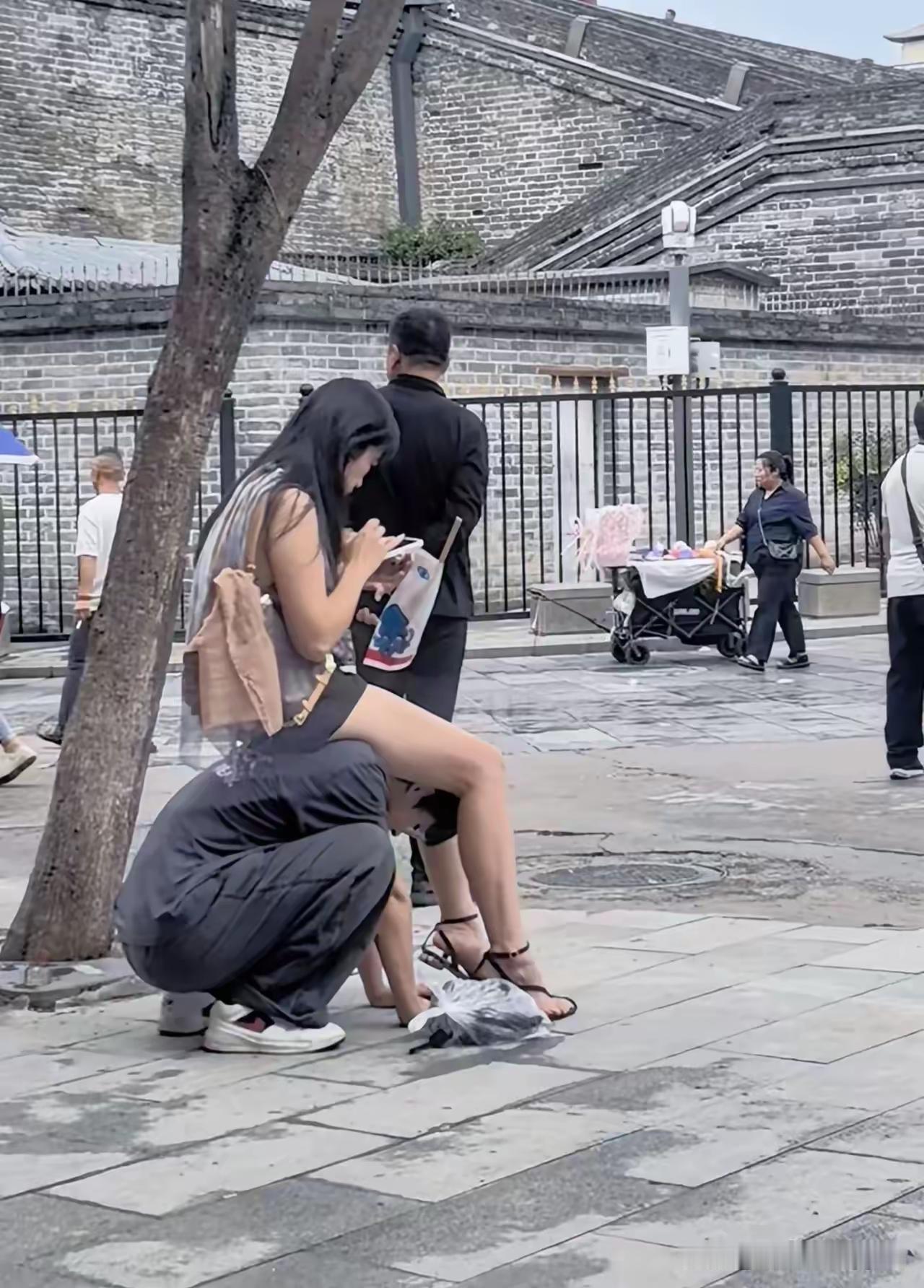 气炸了！有网友看到这张图肺都要气炸了！有网友说：是我女儿，我会大耳刮子扇她！也有