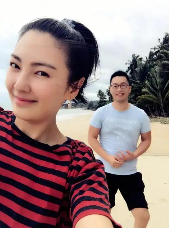 2016年，张雨绮和相识70天的富商袁巴元闪婚，不久后就火速生下了一对龙凤胎。没