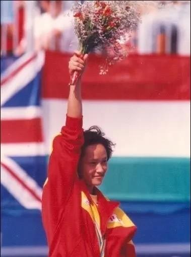 1992年，巴萨罗那奥运会前夕，中国“跳水女皇”高敏，颤抖着将一瓶安眠药倒入手中