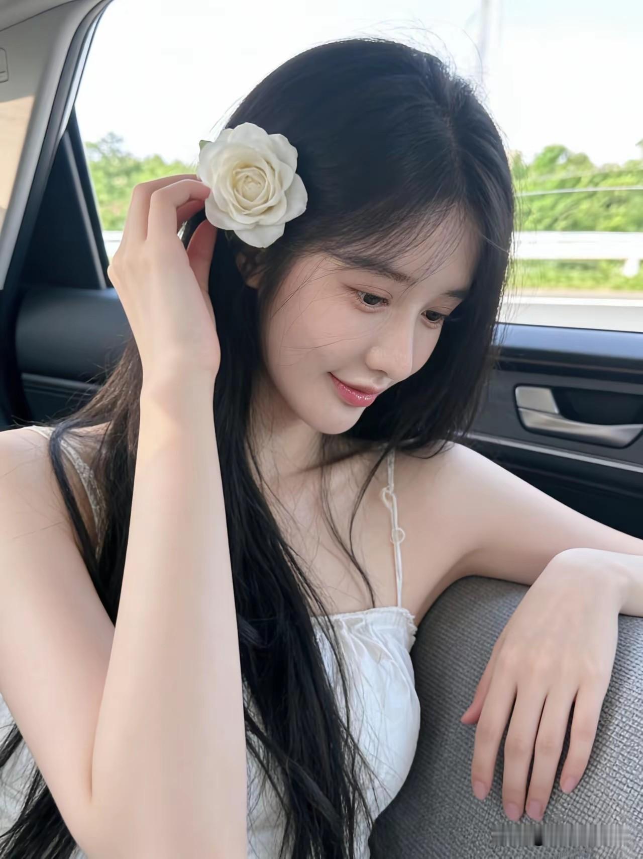 阳光洒进车窗，少女微笑如画