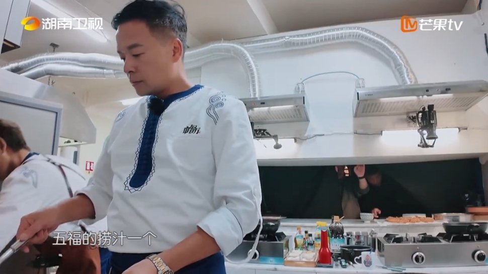 林述巍做菜要快动作要帅看林大厨掌勺就是种享受，动作行云流水。这道五粮液捞汁海鲜经