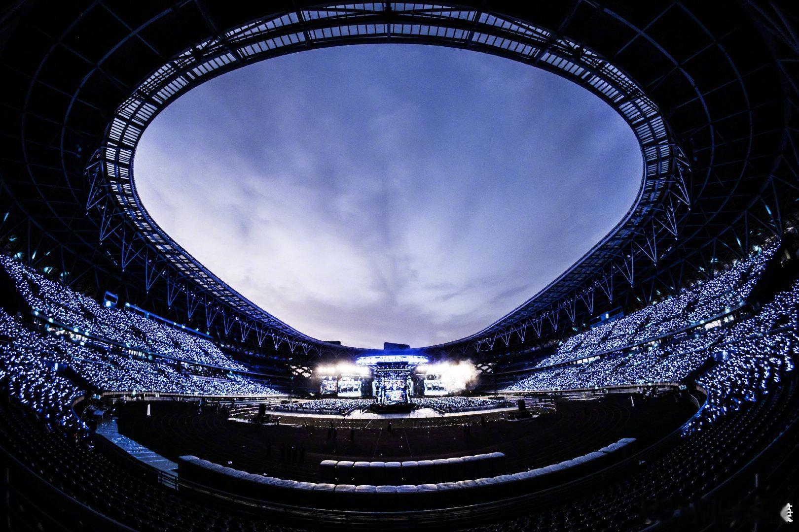 #薛之谦粉丝拿着老年机打开闪光灯#真要被这个场景所感动到了啊，即使拿着老年机也要