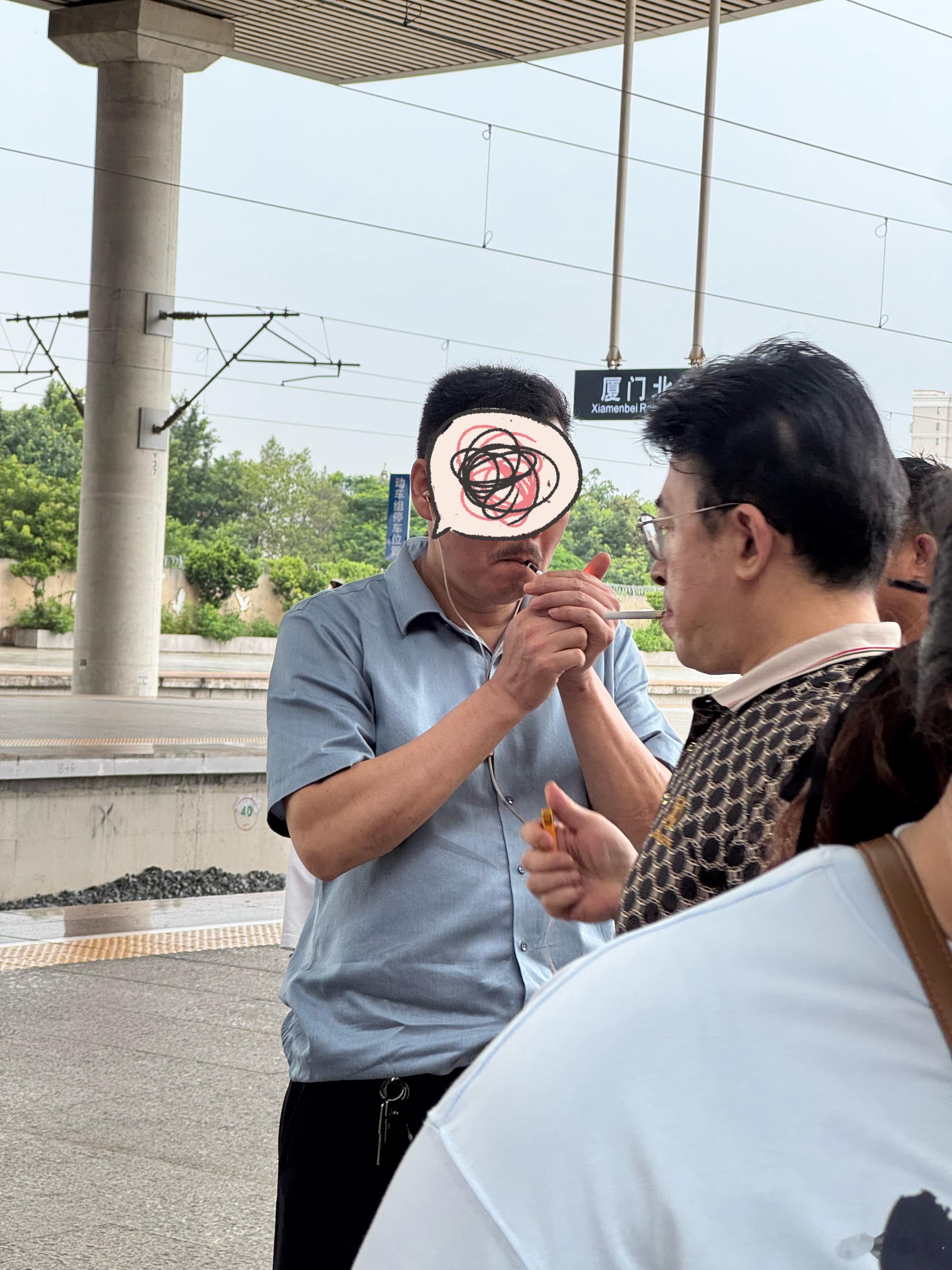 唉，坐个高铁不知道一身吸了多少手烟了，从高铁入口到高铁站内，一路全是烟味。拍了几