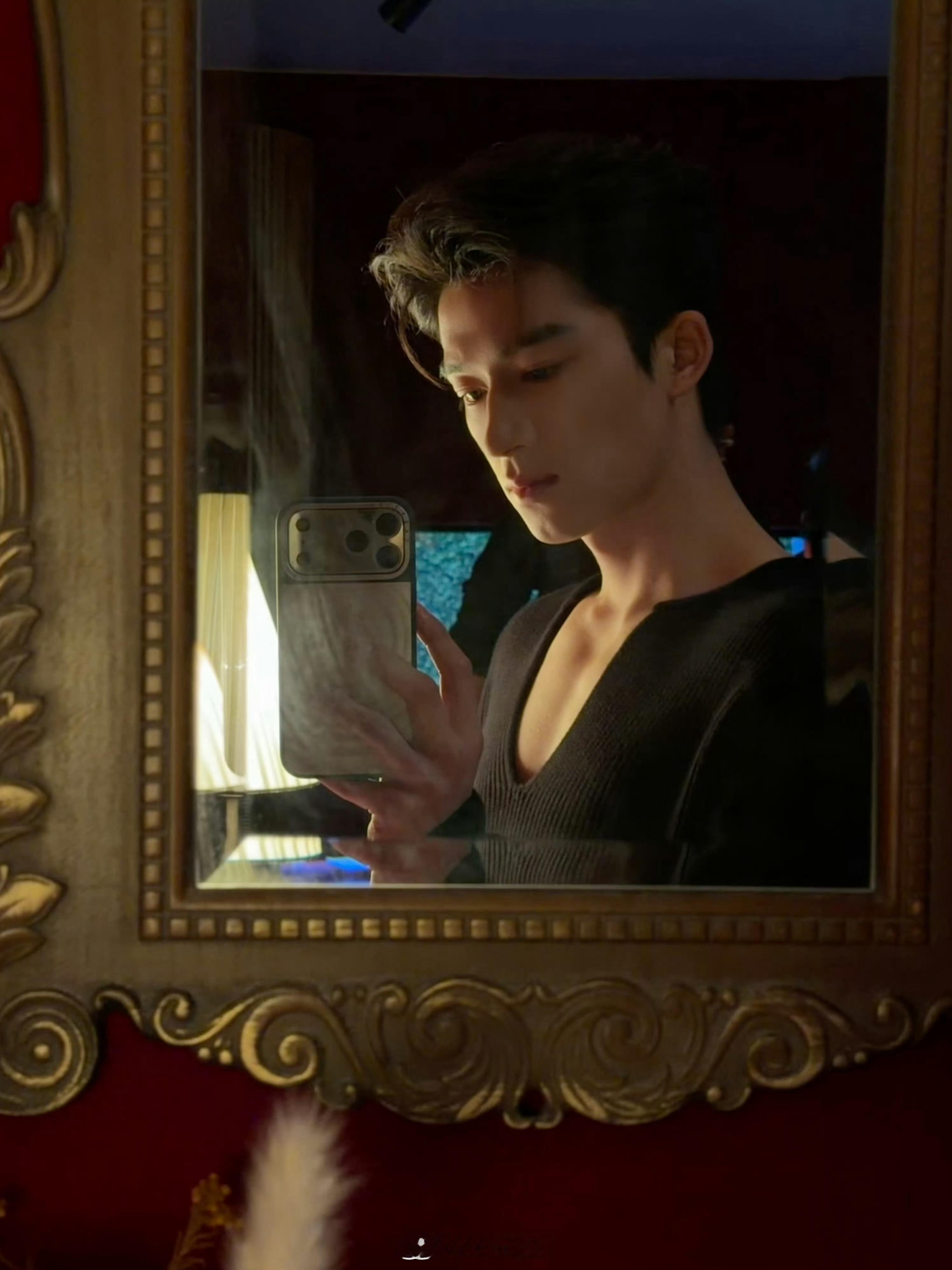 好喜欢王星越这种皮贴骨，五官立体，棱角分明的长相，帅气中带着锐利锋芒，让人印象深