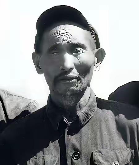 他用一条破船救下七千多红军；他隐姓埋名17年靠打零工糊口；他让开国元帅牵挂半生。