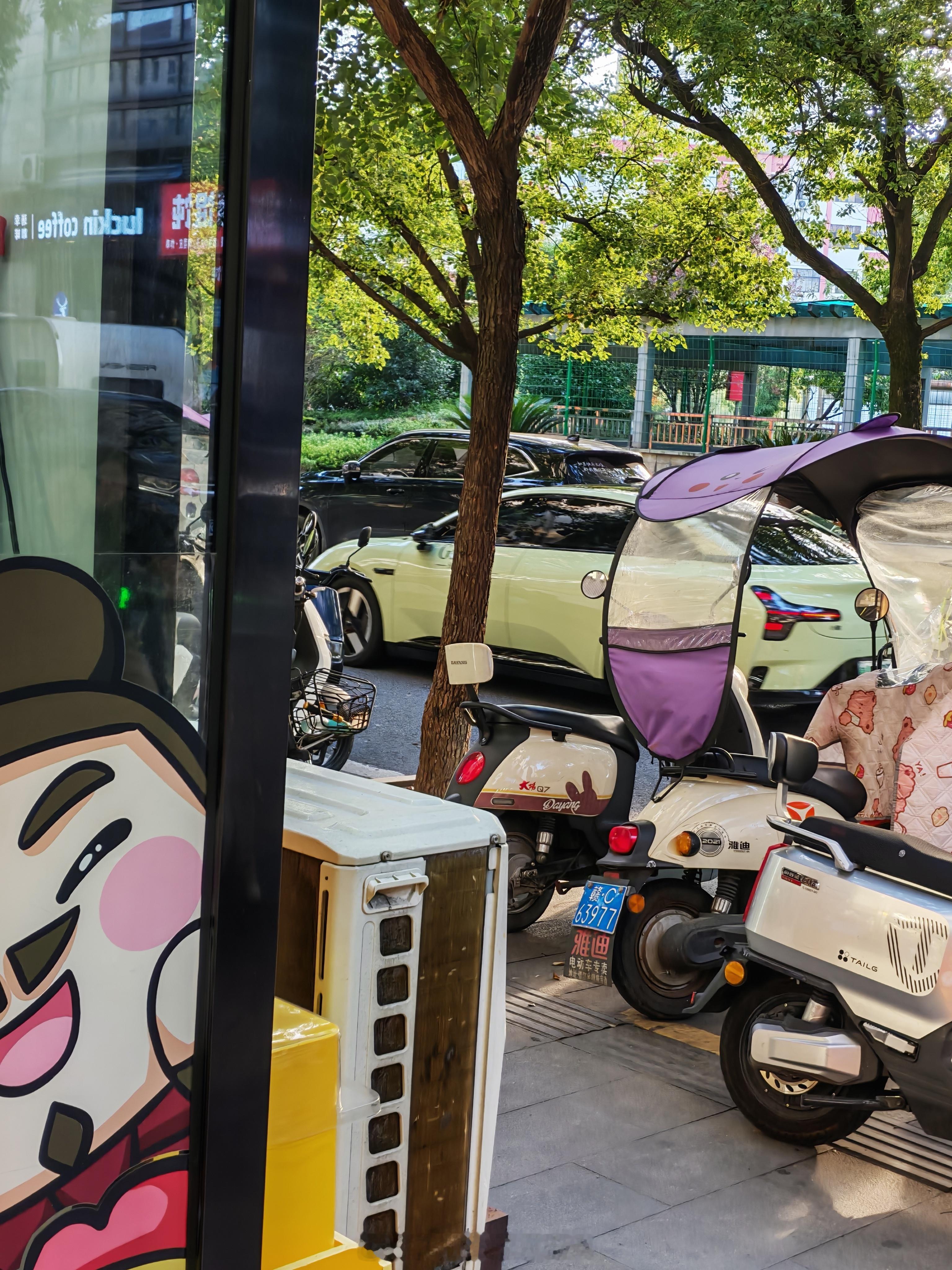 牛油果绿的小鹏MONA M03 就是好看呀 ​​​