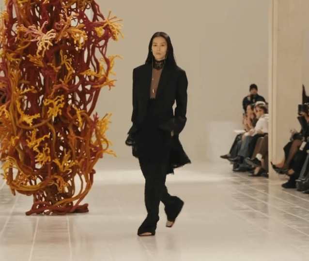 刘雯  Balenciaga Summer 2027  本季时装周第六场， 巴黎