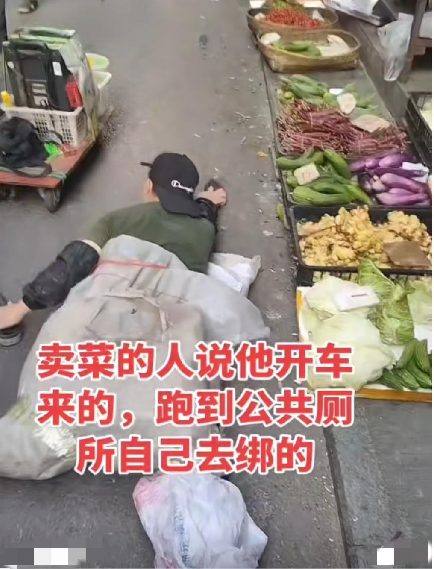 9月8日，重庆永川区。一名中年男子伪装成残疾人，趴在地上沿街乞讨博取路人同情。等