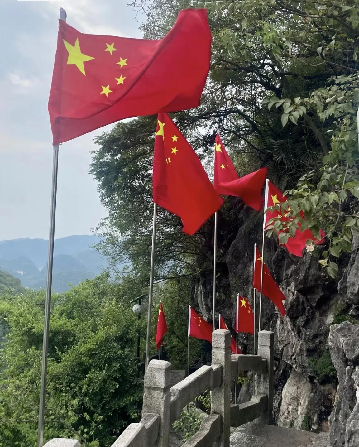 一游客手痒，捅了马蜂窝，致多名柳州游客被蜇伤。
       在国庆假期的温馨氛