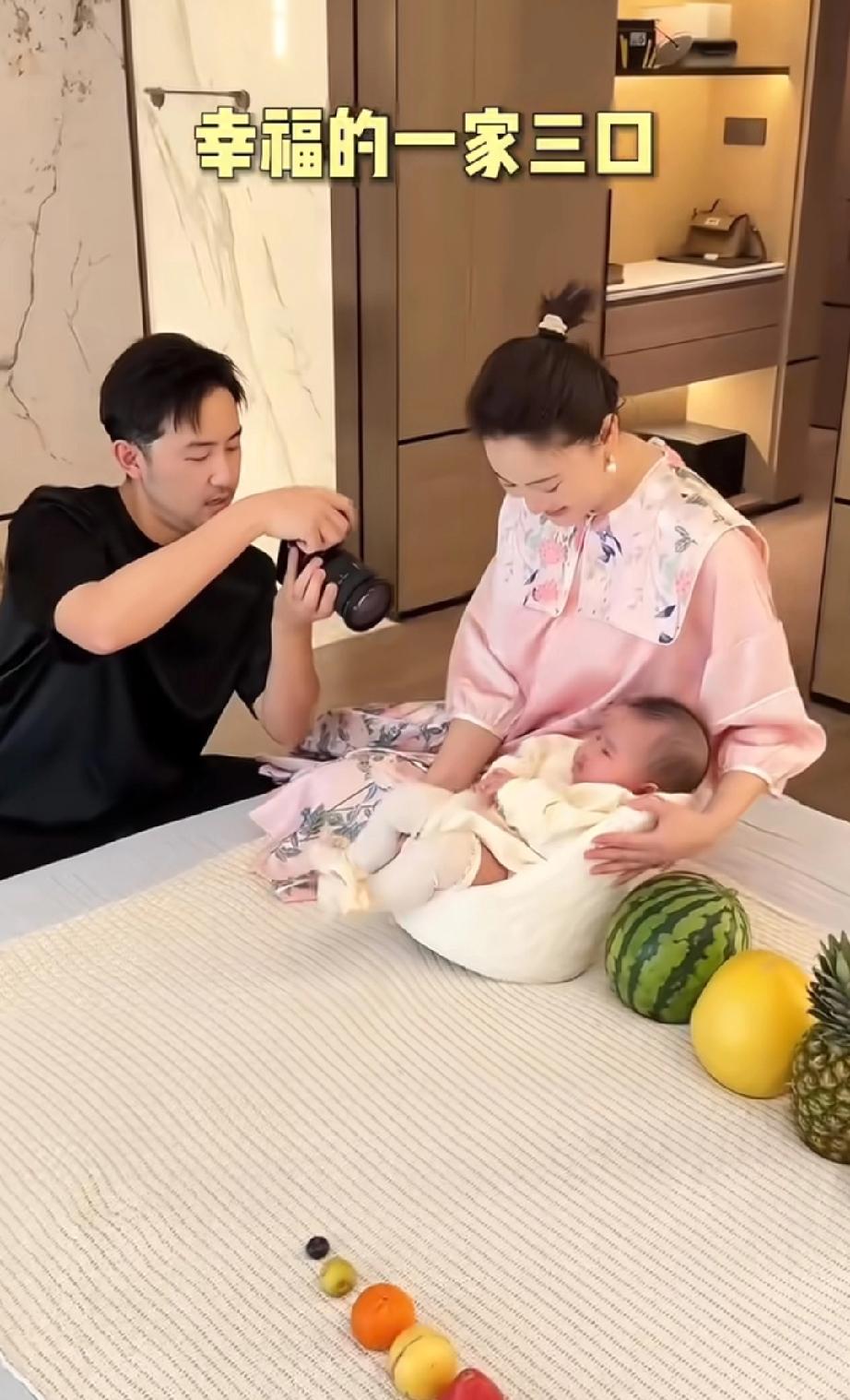 侯梦莎老公毛毅真能干，女儿甜酒的百日照都是他拍的，在家里布景，给宝宝打扮，弄得不