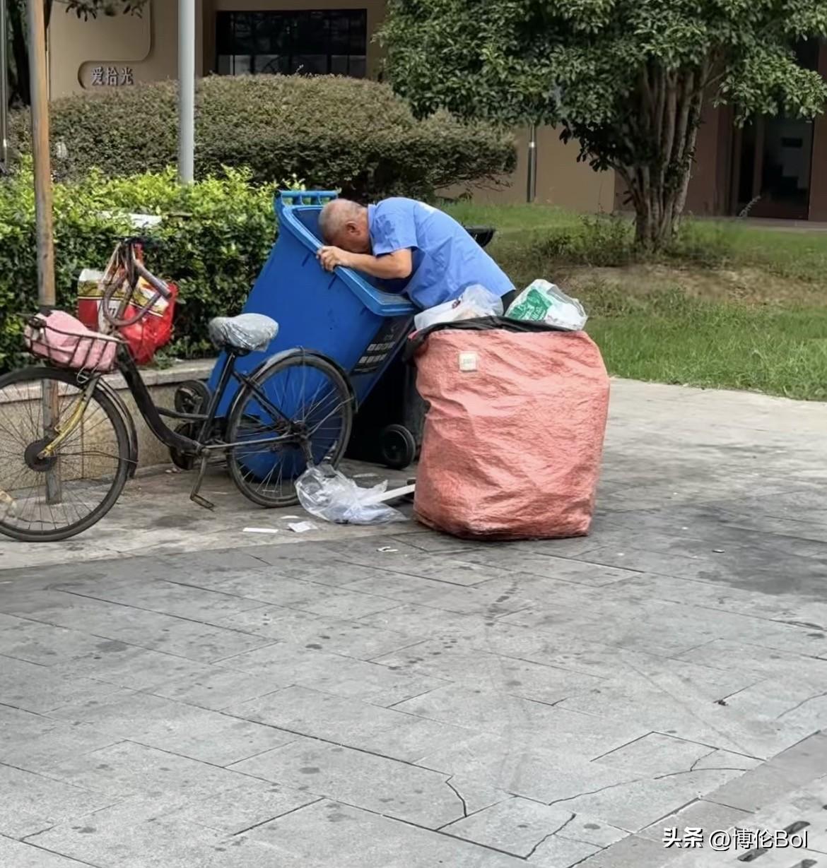 发现一件怪事，小区里捡纸箱老人，退休金比很多上班的年轻人还高。我楼下邻居张大叔，