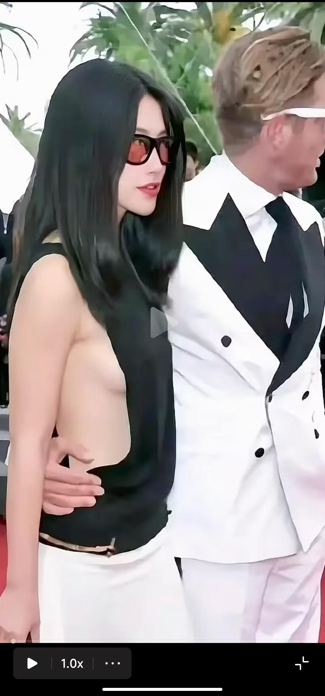 这衣服就是多余
那么曼妙的身材
被衣服挡住了
有些女星太小气了
只给看那么一点点
