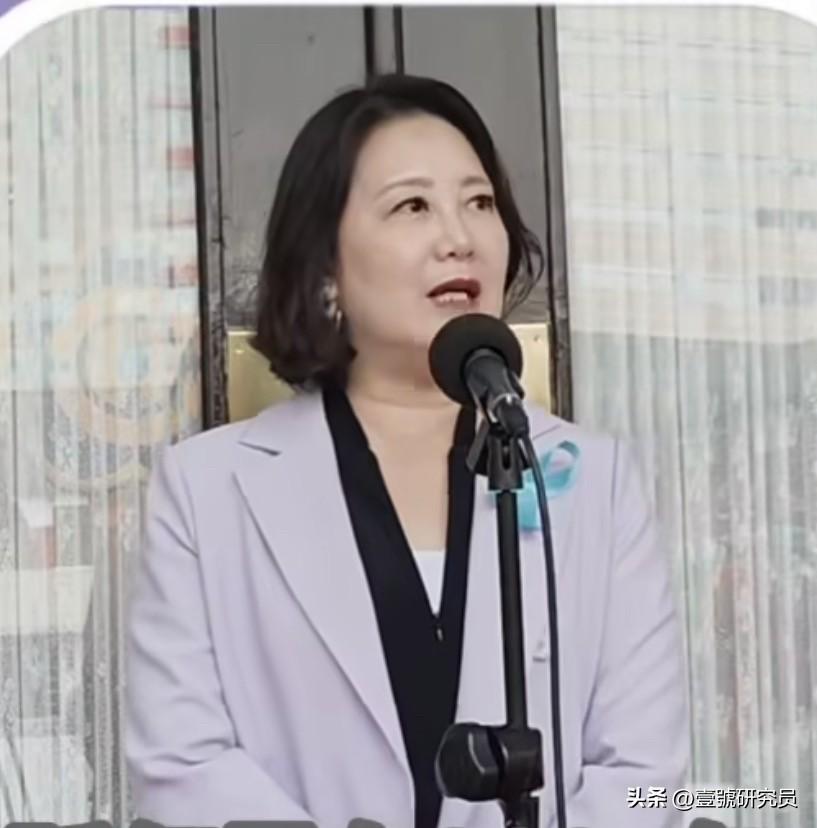 民进党立委吴思瑶今（25日）在社媒发文表示妄称，蓝媒就是抹黑一条龙，造谣产业链！